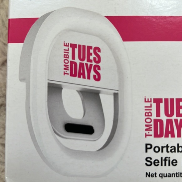 Ring light, T-Mobile Tuesday’s portable clip on selfie ring light New in box - Picture 3 of 15